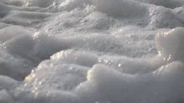 Dalga, deniz kıyısı makrosu sıçratıyor