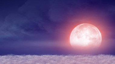 Gece ay ışığında kümülüs bulutları üzerinde güzel ve gerçekçi bir uçuş.