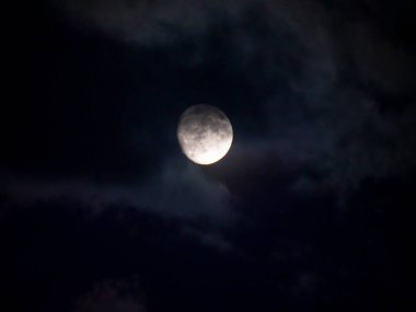 Geceleyin dolunay Bulutlu mistik gökyüzü
