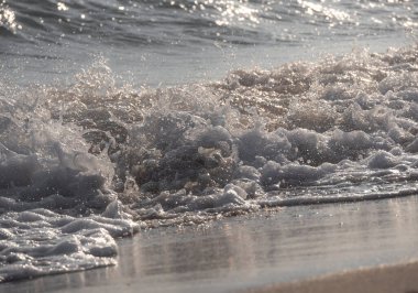 Dalgalar deniz kıyısı makrosu sıçratıyor. Yaklaş.