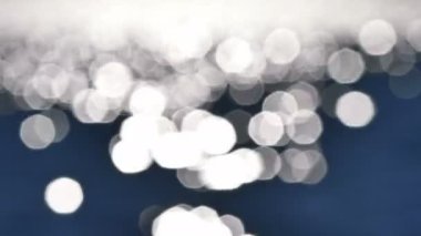 Suyun yüzeyinde parıltı