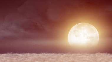 Gece ay ışığında kümülüs bulutları üzerinde güzel ve gerçekçi bir uçuş.