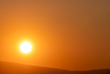 Güzel altın gün batımı gökyüzü manzarası, doğal arka plan