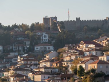 Martılar Ohri Gölü üzerinde uçar, doğal arka plan