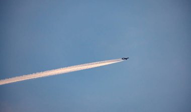 Gökyüzündeki uçak hattı.