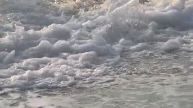 Dalga, deniz kıyısı makrosu sıçratıyor