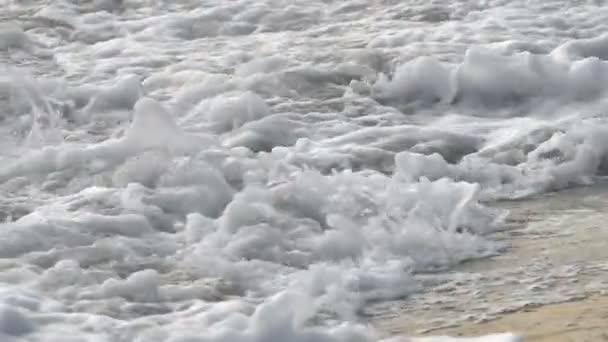 Våg stänk hav strand makro — Stockvideo