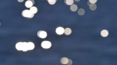 Suyun yüzeyinde parıltı