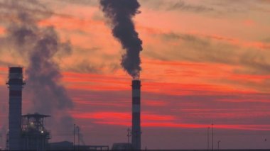 Gün batımında sanayi bacası duman fabrikası 4k