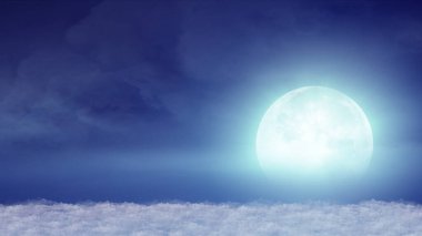 Gece ay ışığında kümülüs bulutları üzerinde güzel ve gerçekçi bir uçuş.