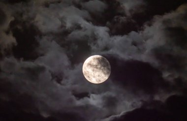 Gökyüzünde dolunay bulutlarla kaplı.