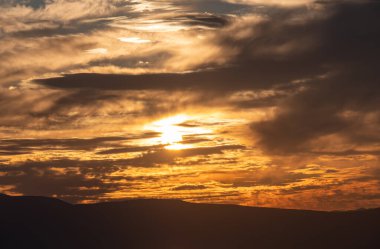 Güzel altın gün batımı gökyüzü manzarası, doğal arka plan