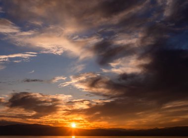 Güzel altın gün batımı gökyüzü manzarası, doğal arka plan