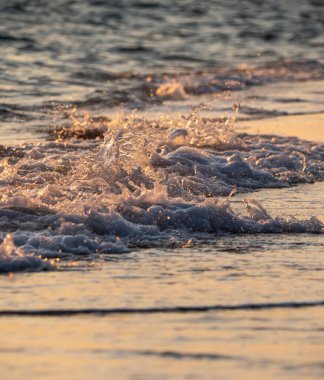 Dalgalar deniz kıyısı makrosu sıçratıyor. Yaklaş.