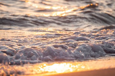 Dalgalar deniz kıyısı makrosu sıçratıyor. Yaklaş.