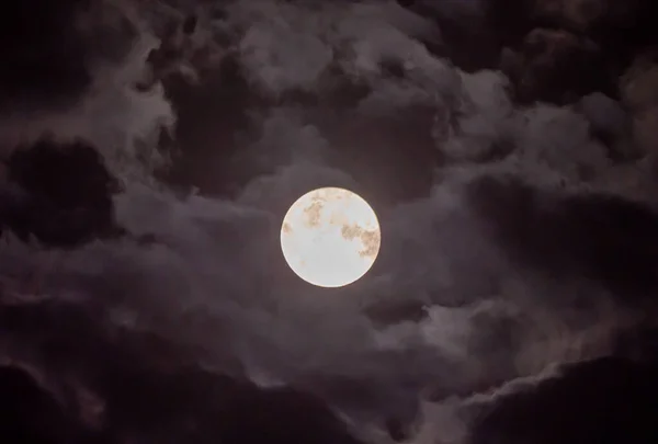 Pełnia Księżyca Niebie Chmurami Krajobraz — Zdjęcie stockowe