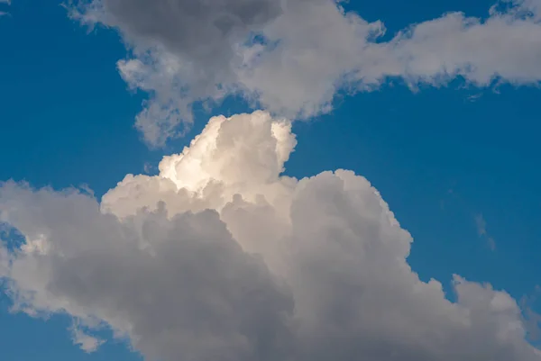 Λευκά Αφράτα Μεγάλα Σύννεφα Ενάντια Στο Τοπίο Του Ουρανού — Φωτογραφία Αρχείου