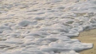 Dalga, deniz kıyısı makrosu sıçratıyor