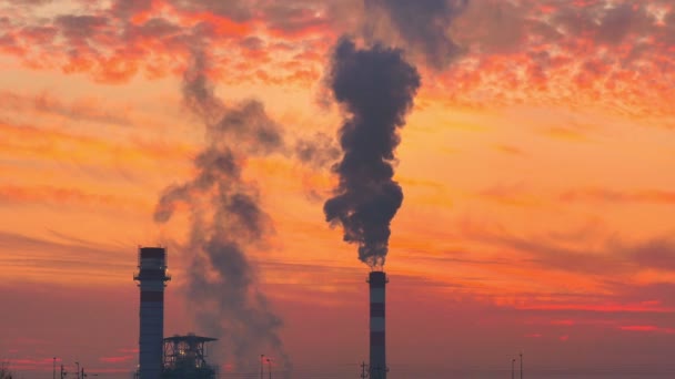 Fábrica de fumaça de chaminé industrial ao pôr-do-sol 4k — Vídeo de Stock