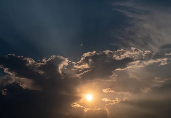 Panoraama Tulinen Auringonnousu Auringonlasku Taivaalla — kuvapankkivalokuva