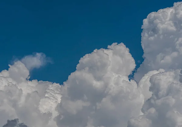 Putih Berbulu Awan Besar Terhadap Lanskap Langit — Stok Foto