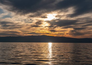 Gün batımı ile güzel sakin göl, doğal arka plan