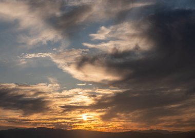 Güzel altın gün batımı gökyüzü manzarası, doğal arka plan