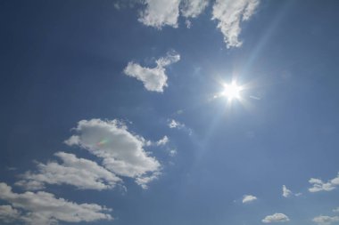 Doğal bulutlar mavi gökyüzü güneş ışığı