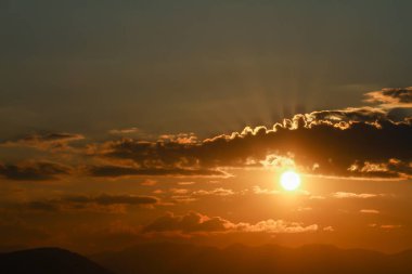 Güzel altın gün batımı gökyüzü manzarası, doğal arka plan