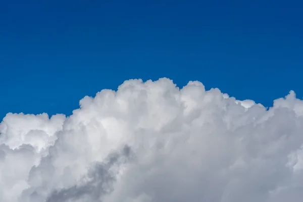 Awan Besar Langit Biru Latar Belakang Lanskap — Stok Foto