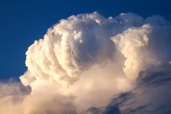 Putih Berbulu Awan Besar Terhadap Lanskap Langit — Stok Foto