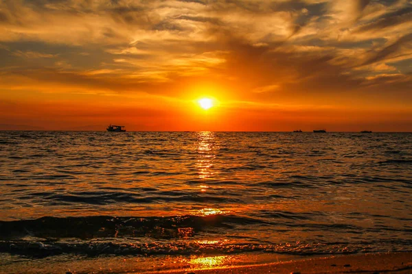 Nascer Sol Sobre Mar Bela Paisagem Nublada — Fotografia de Stock