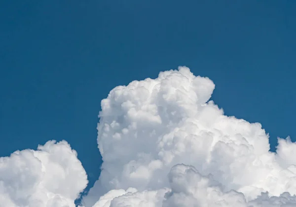 Putih Berbulu Awan Besar Terhadap Lanskap Langit — Stok Foto