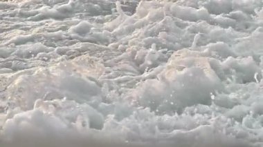 Dalga, deniz kıyısı makrosu sıçratıyor