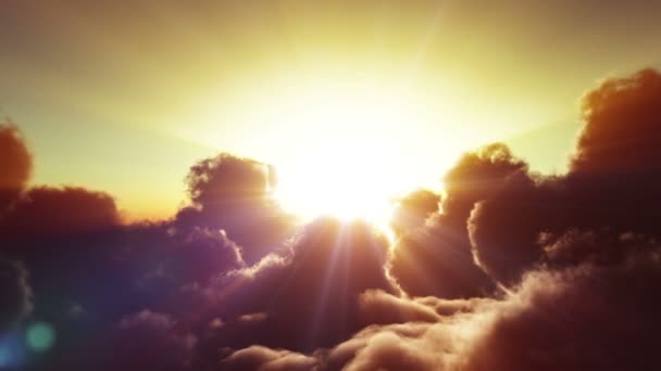 Voar sobre o pôr do sol acima das nuvens — Vídeo de Stock