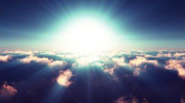 Gün batımında bulutların üzerinde uç