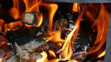 Bir şömine ağır çekimde alev