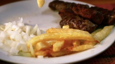 çatal yavaş hareket ile kızarmış patates yeme