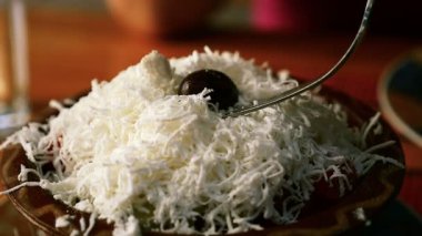 ağır çekimde zeytin çatal alır