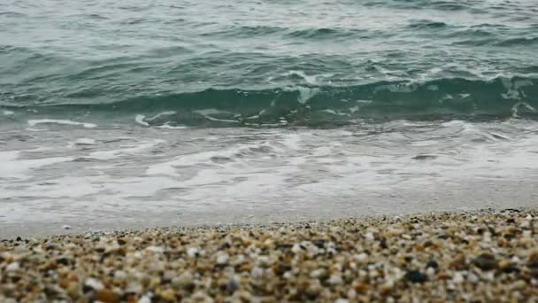 美丽的浪花在海滩在慢动作 — 图库视频影像