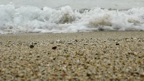 美丽的浪花在海滩在慢动作 — 图库视频影像