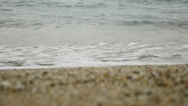 슬로우 모션으로 해변에서 아름 다운 파도 — 비디오