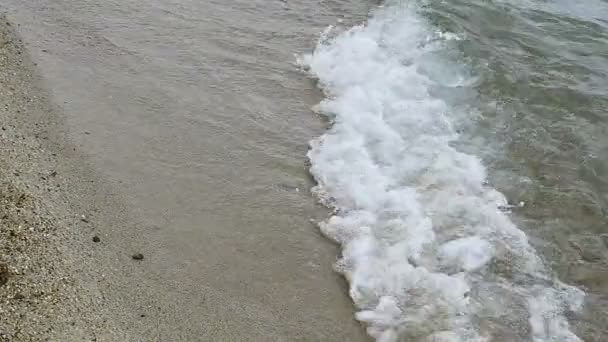 Belle onde in spiaggia al rallentatore — Video Stock
