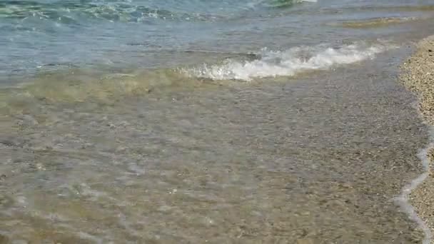 Belas ondas na praia em câmera lenta — Vídeo de Stock