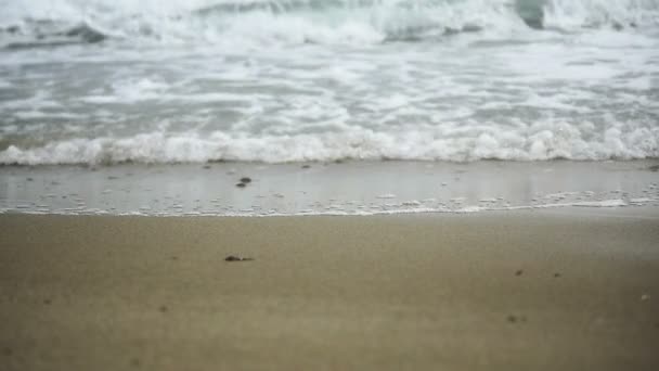 धीमी गति में समुद्र तट में सुंदर लहरें — स्टॉक वीडियो