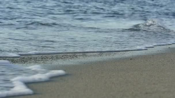 Piękne fale w plaży w zwolnionym tempie — Wideo stockowe