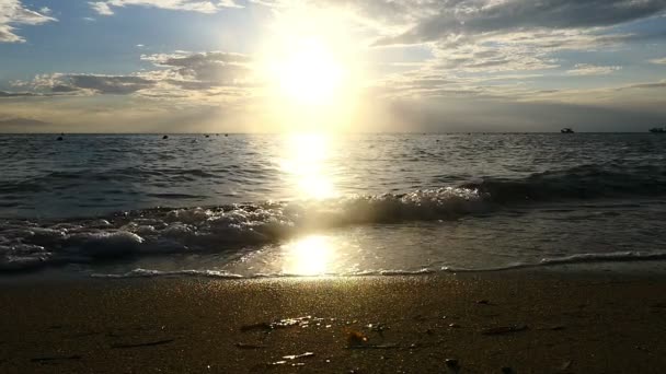 Pôr do sol onda de praia câmera lenta — Vídeo de Stock