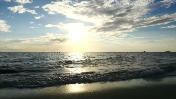 Pôr do sol onda de praia câmera lenta — Vídeo de Stock