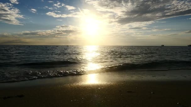 Захід сонця пляжна хвиля повільний рух — стокове відео