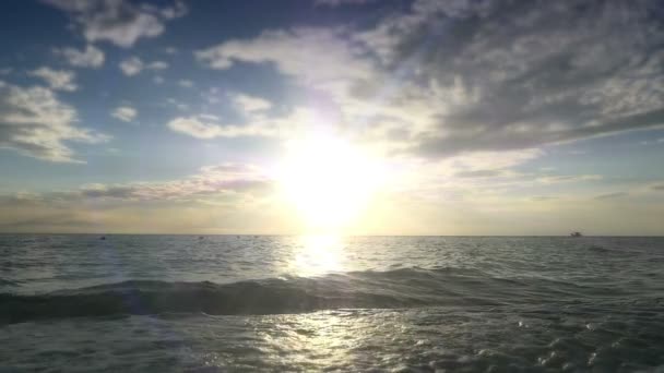 Pôr do sol onda de praia câmera lenta — Vídeo de Stock
